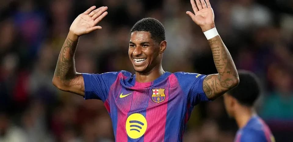 Jugador del FC Barcelona saludando a la afición
