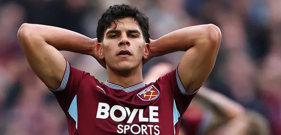 Jugador de West Ham con gesto de frustración