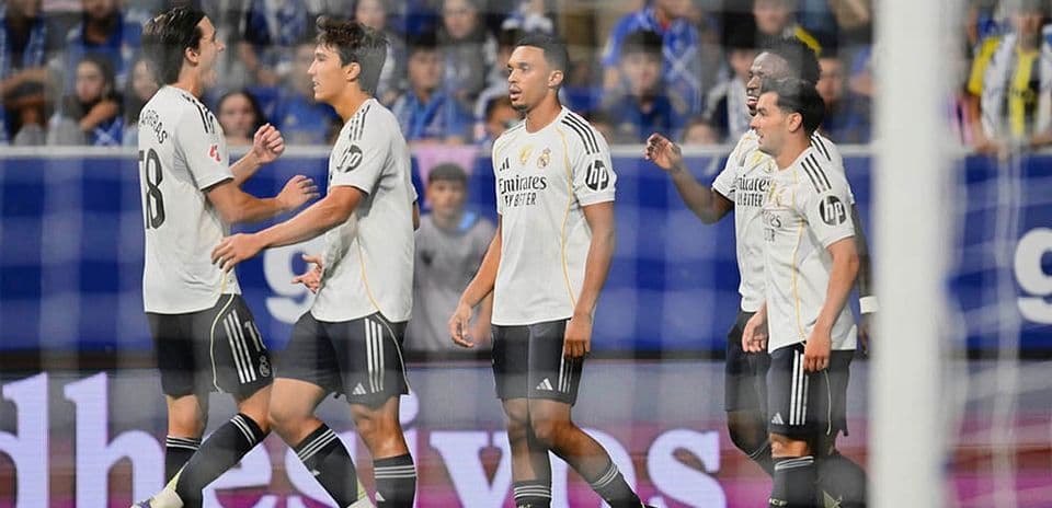 Jugadores de Real Madrid celebrando un gol