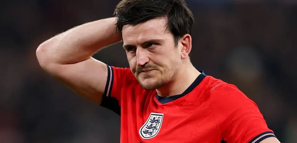 Jugador de Inglaterra con camiseta roja, gesto pensativo
