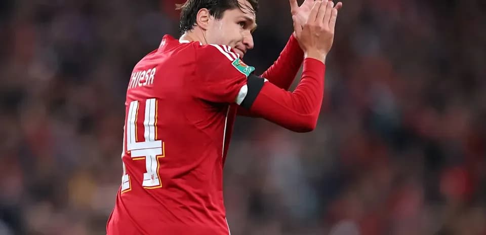 Jugador aplaudiendo en el campo durante partido