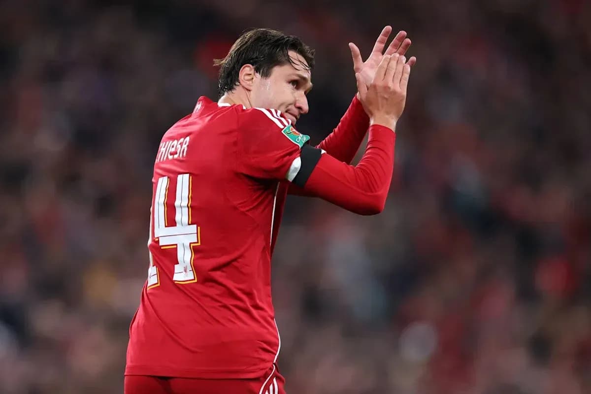 Jugador aplaudiendo en el campo durante partido