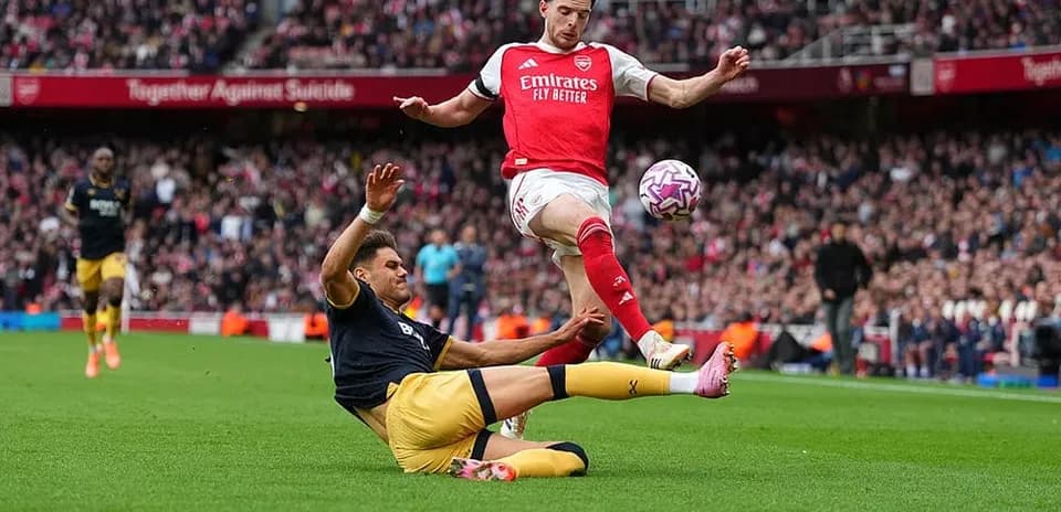 Jugador del Arsenal evitando una entrada del rival