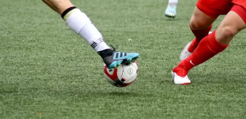 Jugadoras compitiendo por el balón en el partido