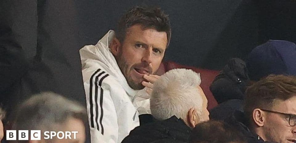 Entrenador observando el partido desde las gradas