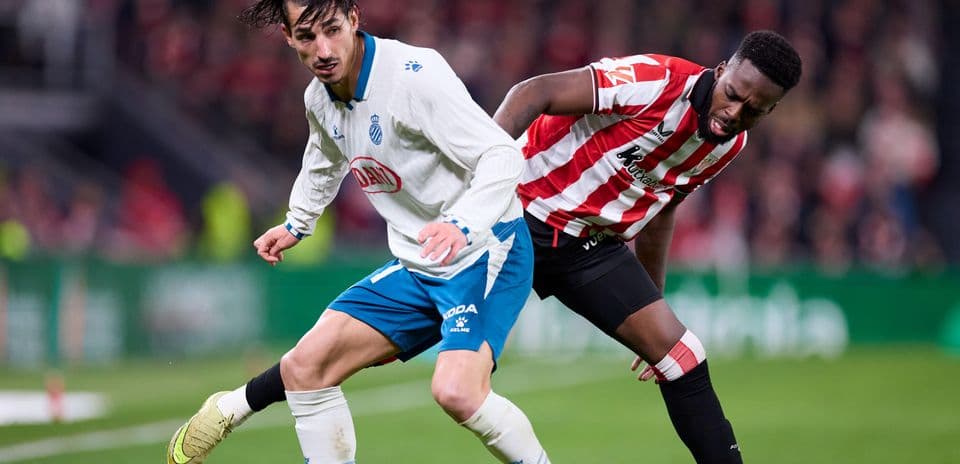Jugador de Espanyol luchando por el balón