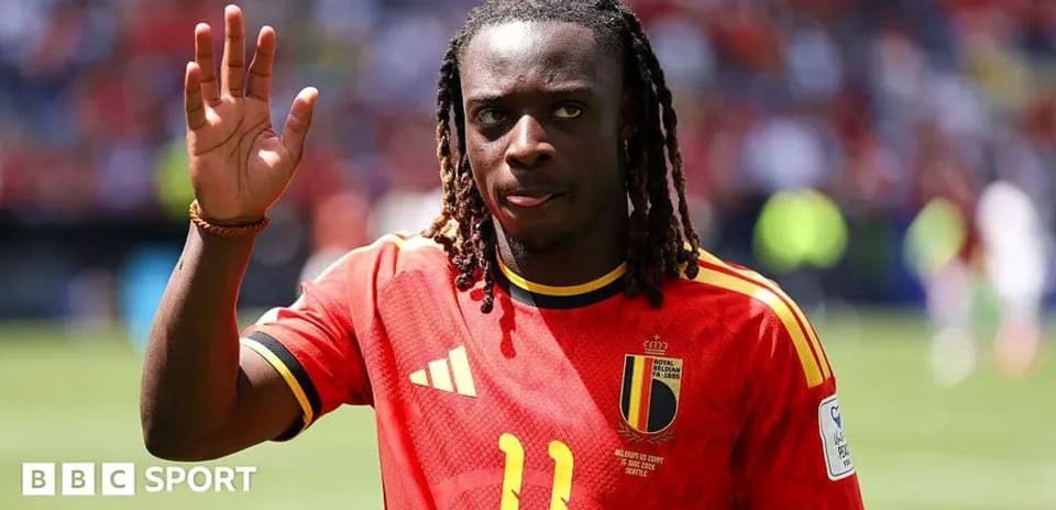 Jugador belga saludando en el campo de juego