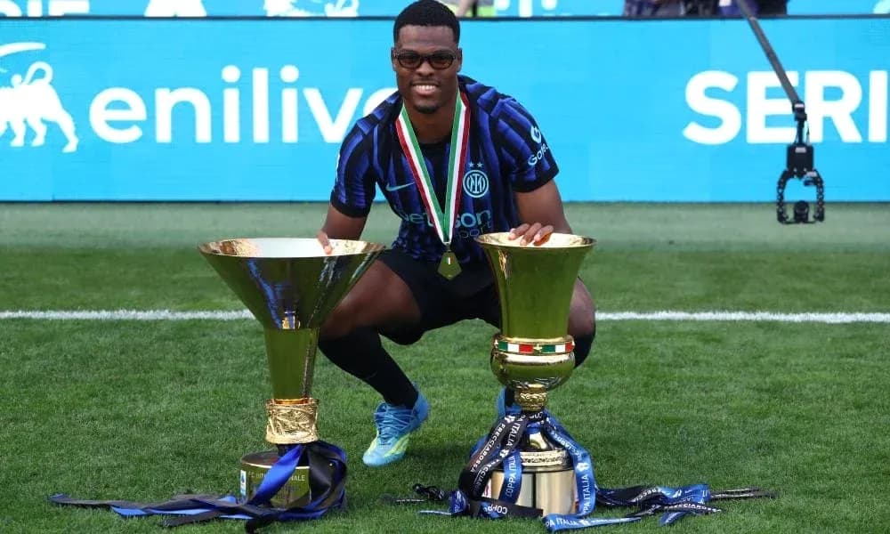 Jugador de Inter de Milán con trofeos de campeonatos