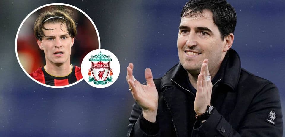 Entrenador aplaudiendo con imagen de jugador y logo de Liverpool