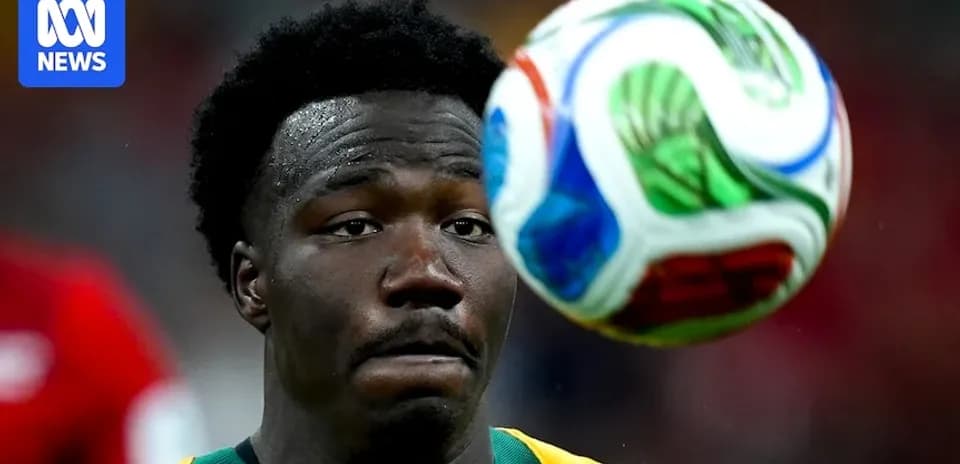 Jugador observando un balón durante el partido
