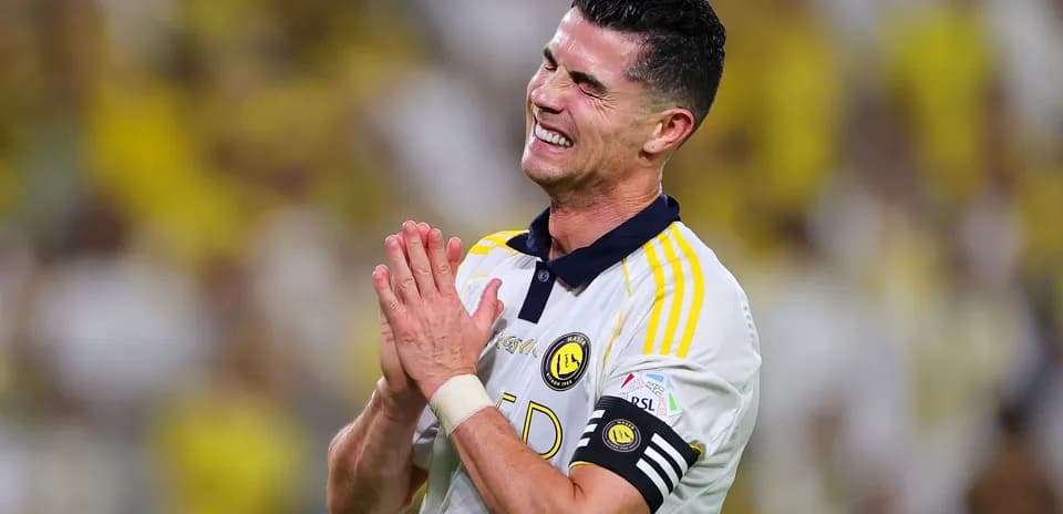 Jugador de fútbol con camiseta de Al Nassr celebrando
