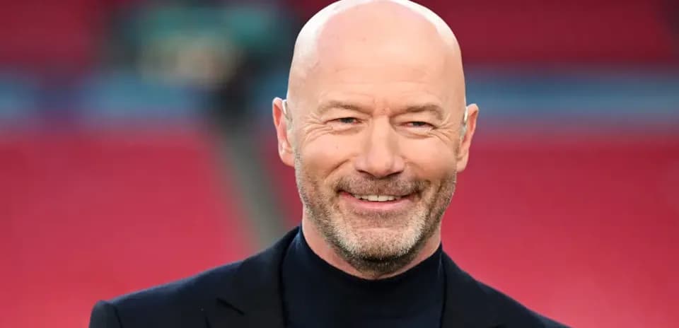 Hombre sonriendo en un estadio de fútbol