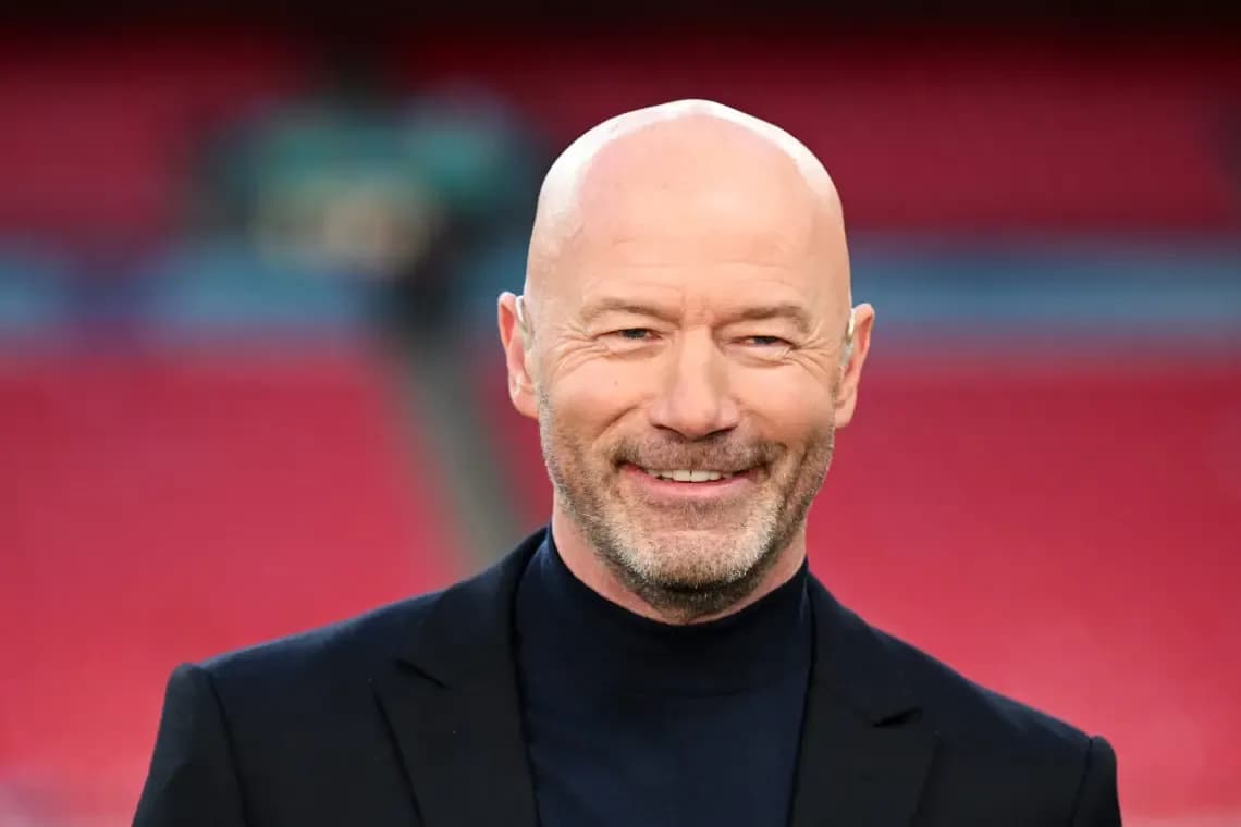 Hombre sonriendo en un estadio de fútbol