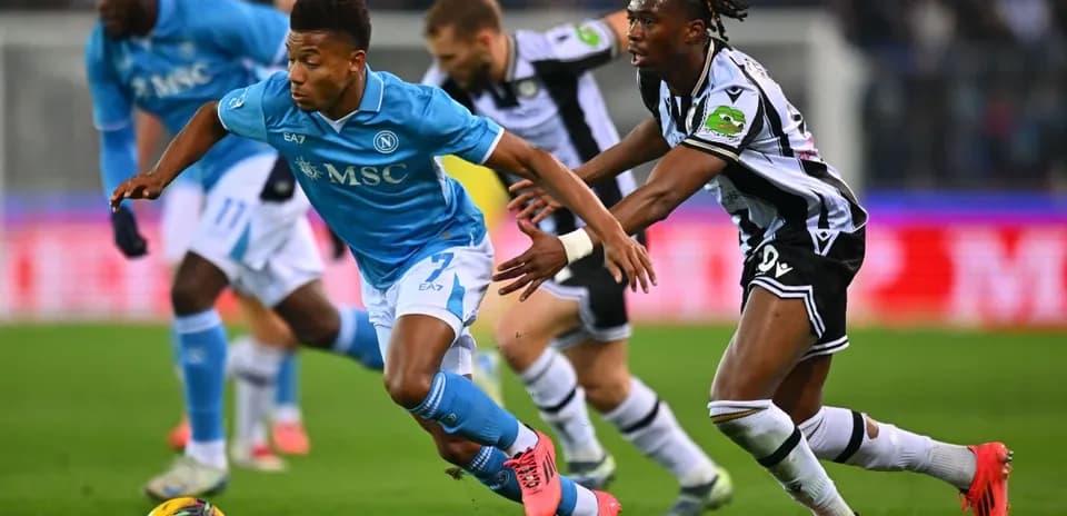 Jugador de Napoli superando a defensor de Udinese