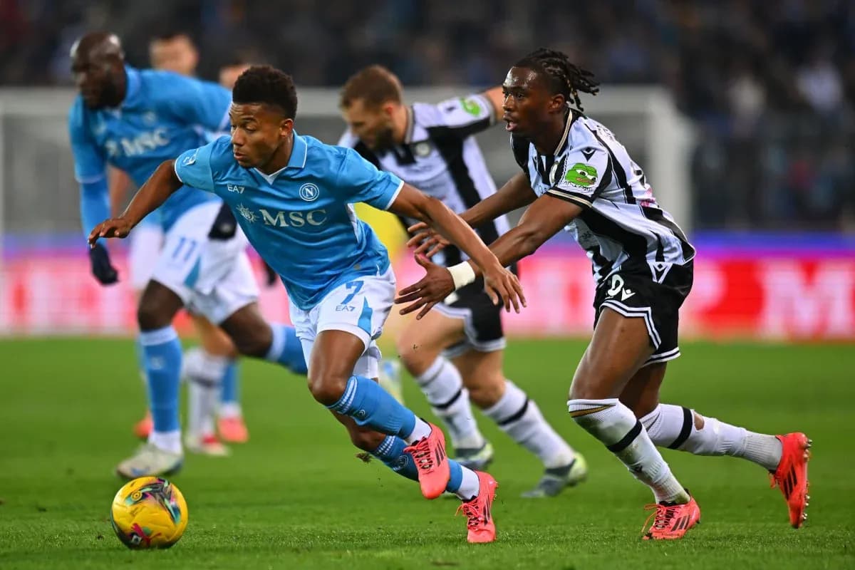 Jugador de Napoli superando a defensor de Udinese