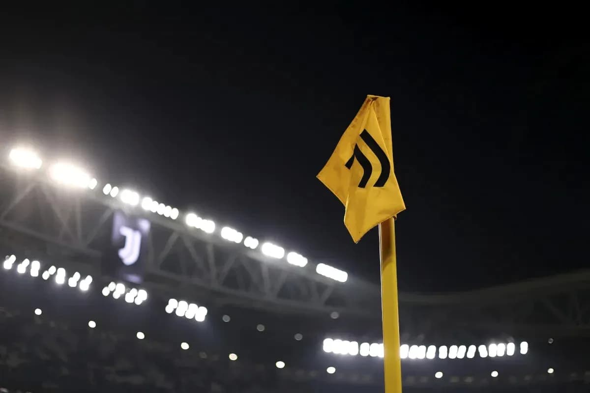 Esquina amarilla con logo de Juventus en estadio