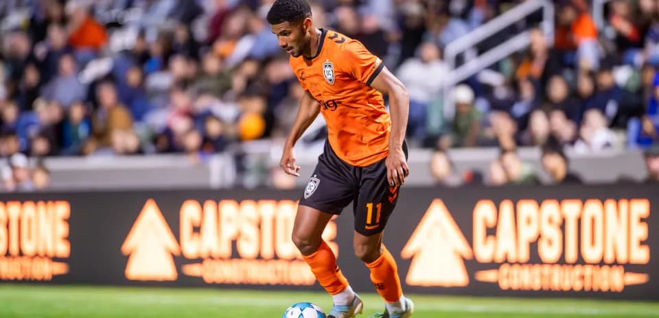 Jugador de Orange County SC en acción