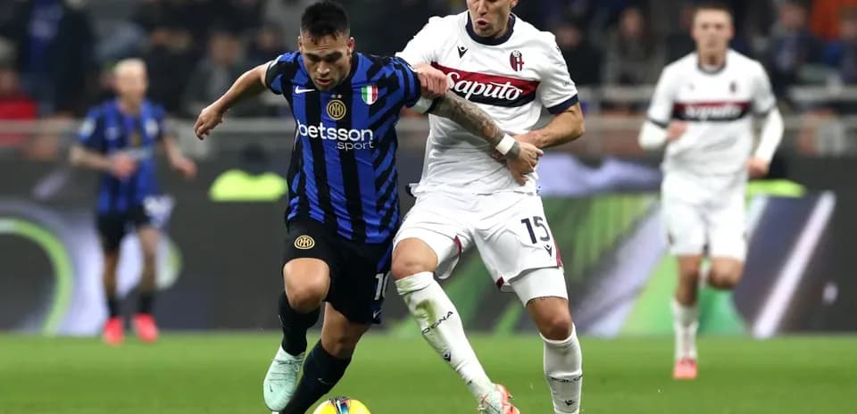Lautaro Martínez compitiendo por el balón