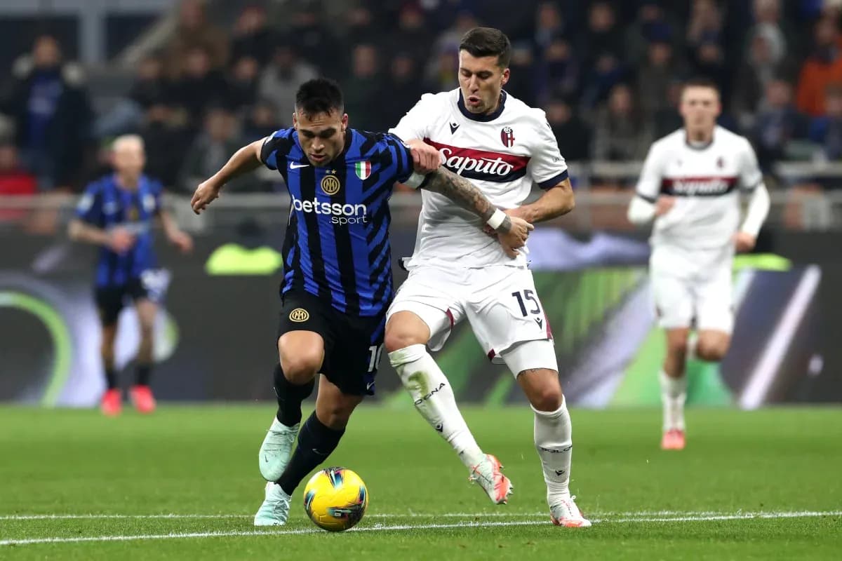 Lautaro Martínez compitiendo por el balón