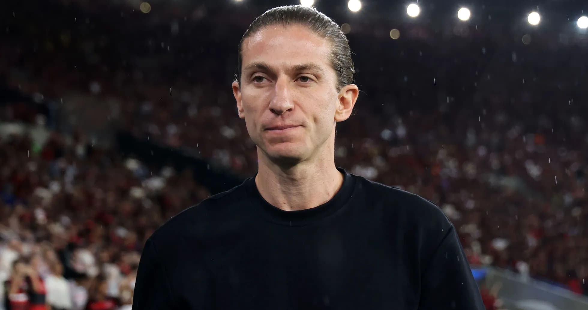 Entrenador en el campo durante el partido