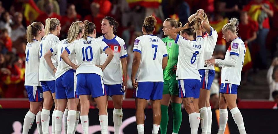 Jugadoras de Inglaterra reunidas durante el partido