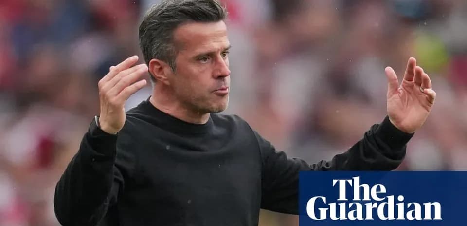 Entrenador gesticulando en el área técnica durante el partido