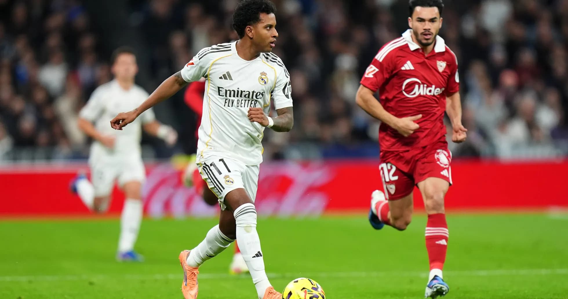 Jugadores de Sevilla y Real Madrid en acción