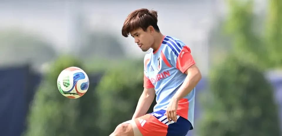 Jugador entrenando y controlando el balón en práctica