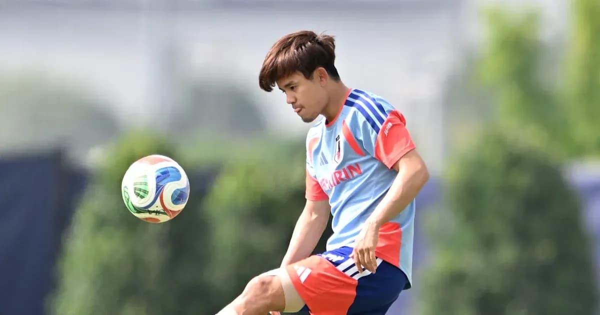 Jugador entrenando y controlando el balón en práctica