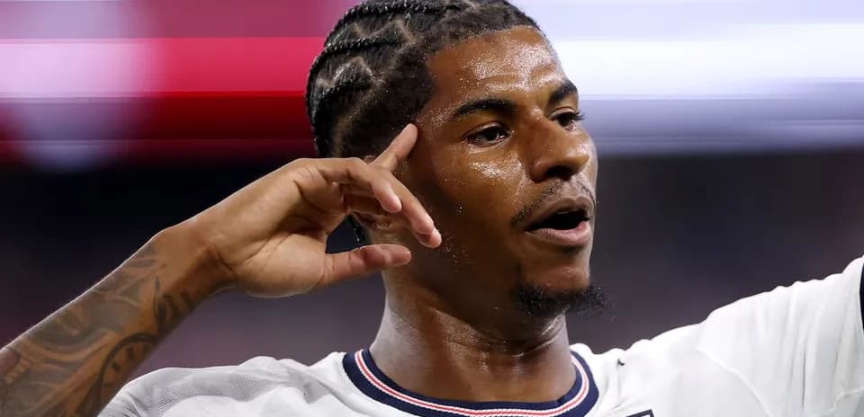 Jugador señalando durante partido con camiseta de Inglaterra