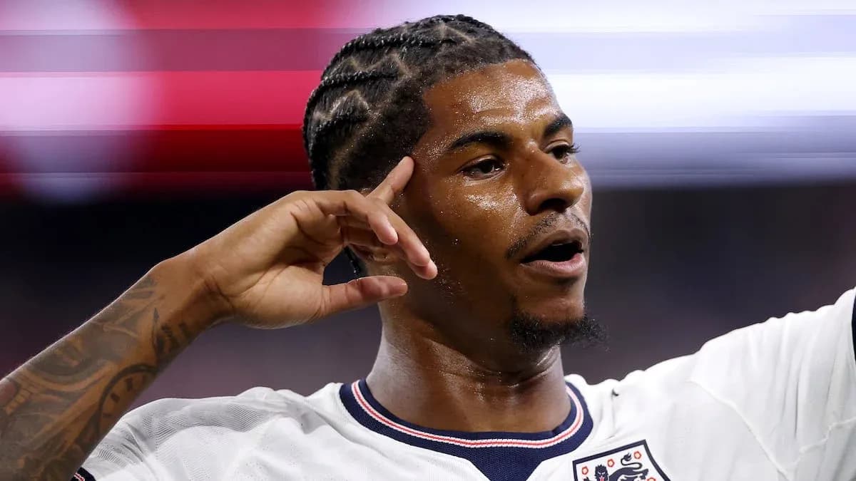 Jugador señalando durante partido con camiseta de Inglaterra
