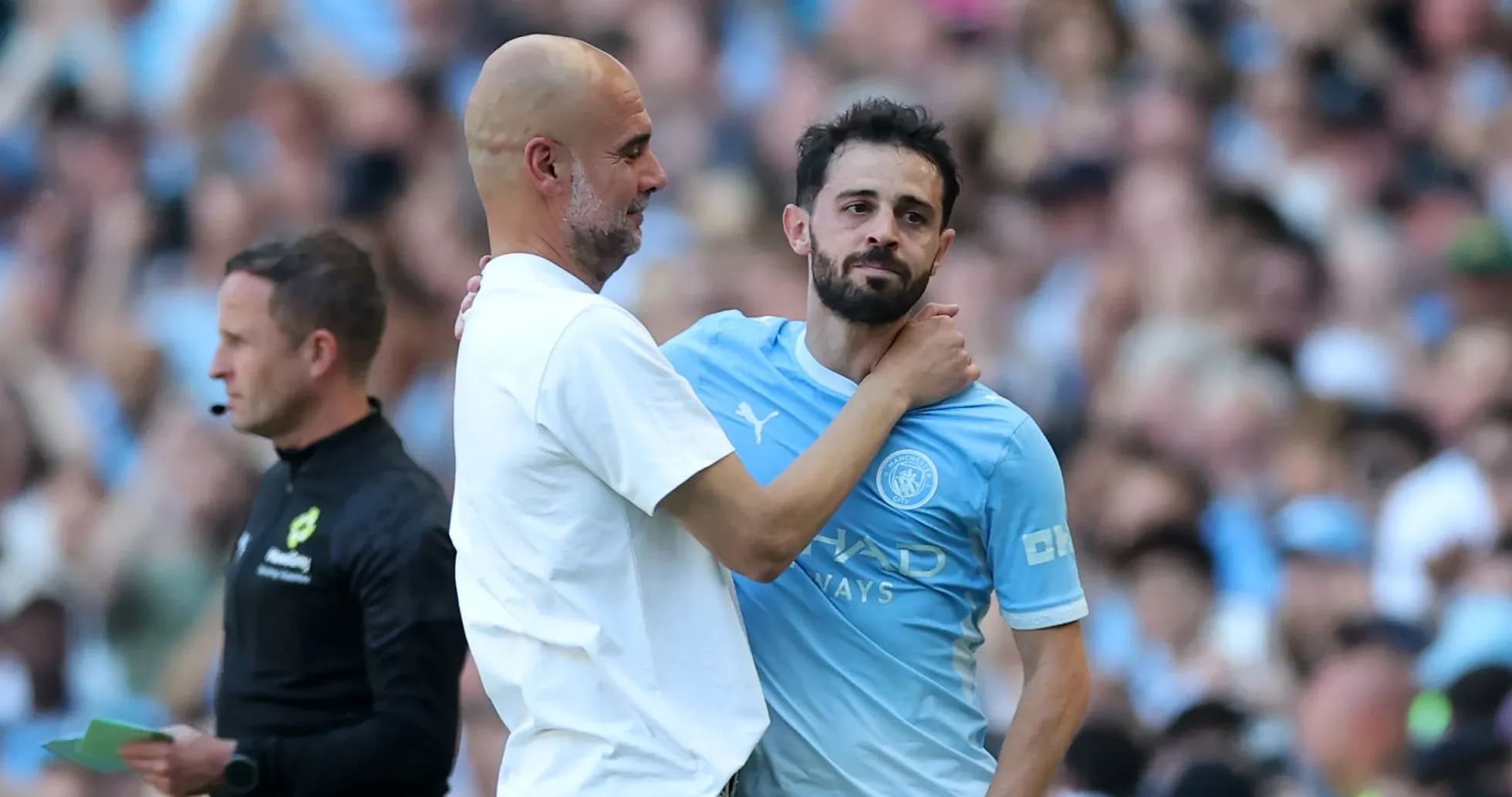 Pep Guardiola abrazando a Bernardo Silva en el campo