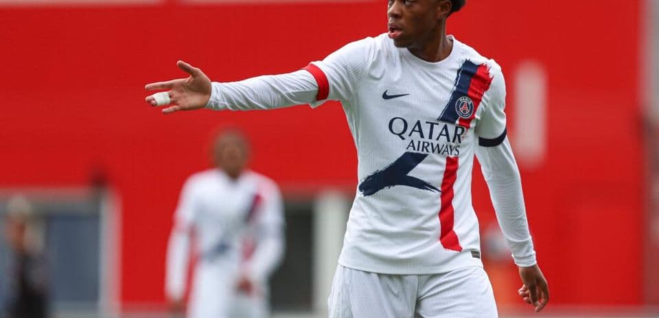 Jugador del PSG señalando durante el partido
