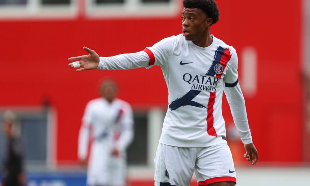 Jugador del PSG señalando durante el partido