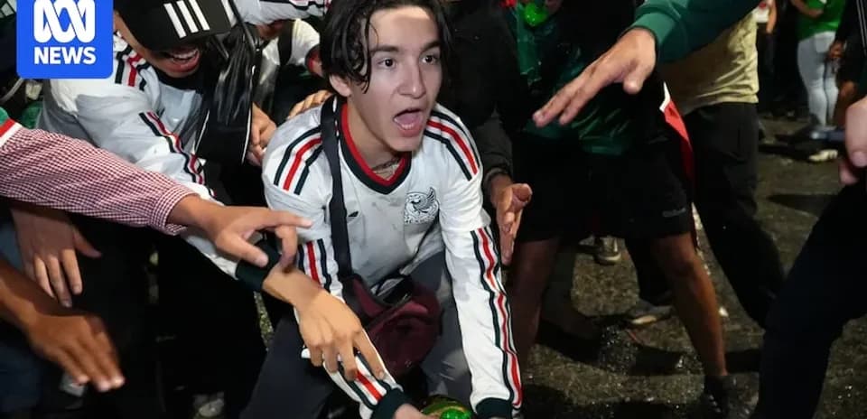 Joven festejando con aficionados en celebración