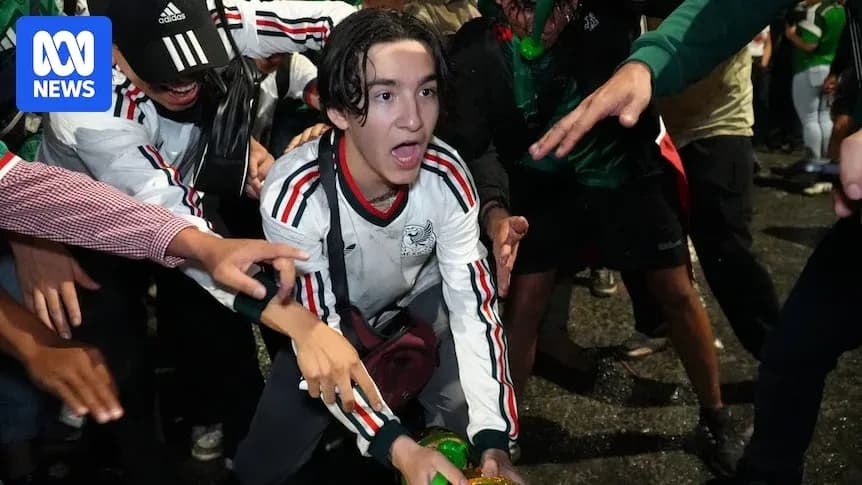 Joven festejando con aficionados en celebración