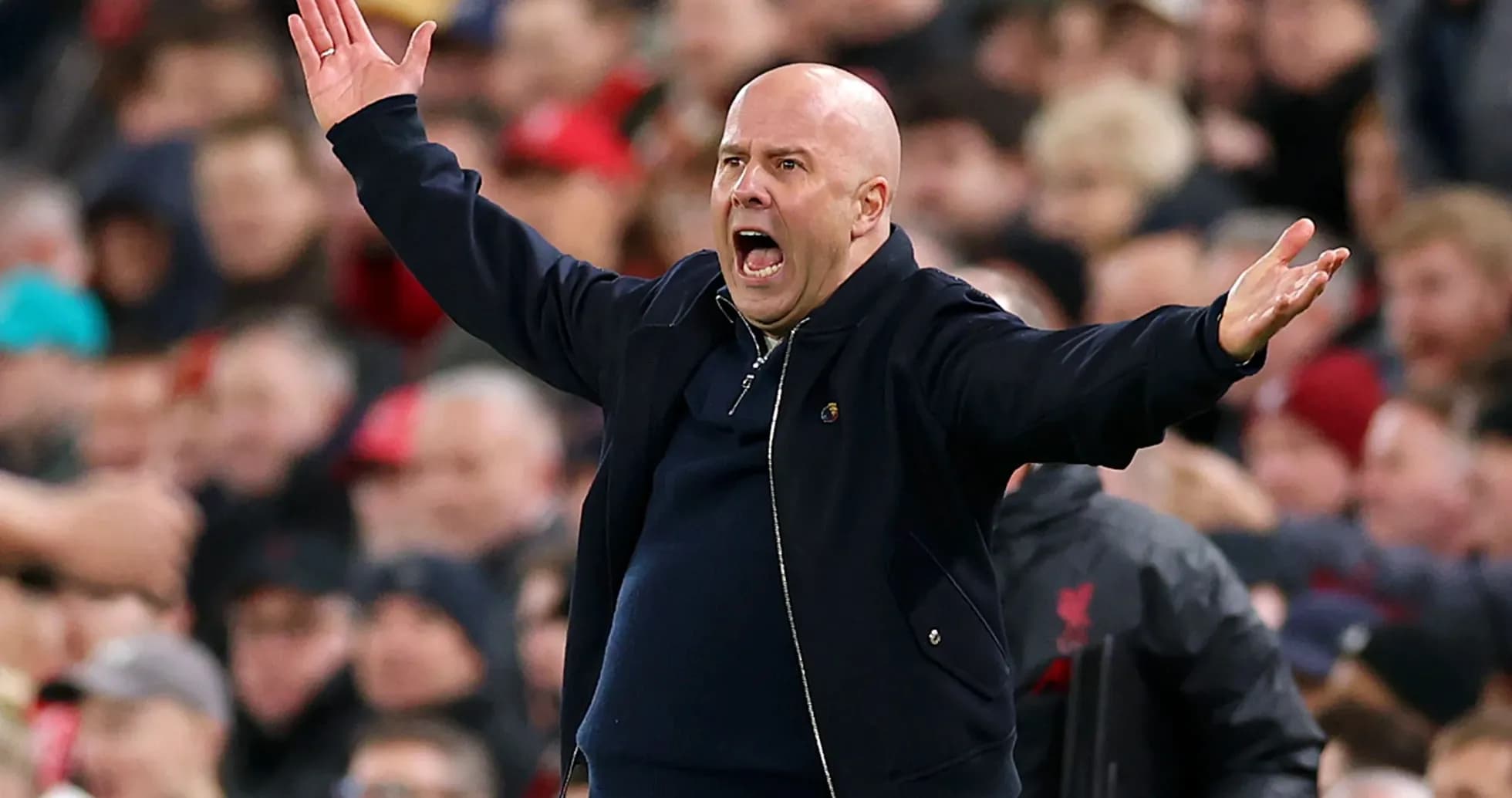 Entrenador gesticulando en la banda durante el partido