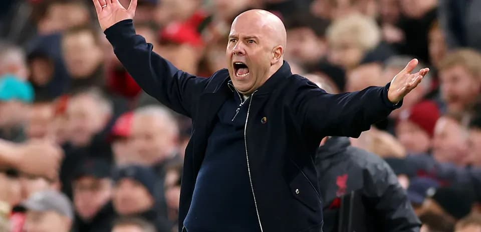Entrenador gesticulando en la banda durante el partido