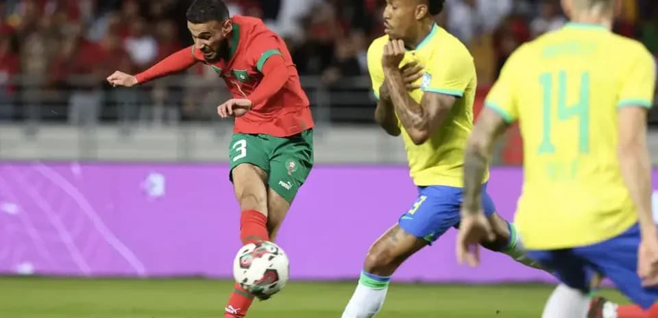 Jugador de Marruecos disparando a puerta