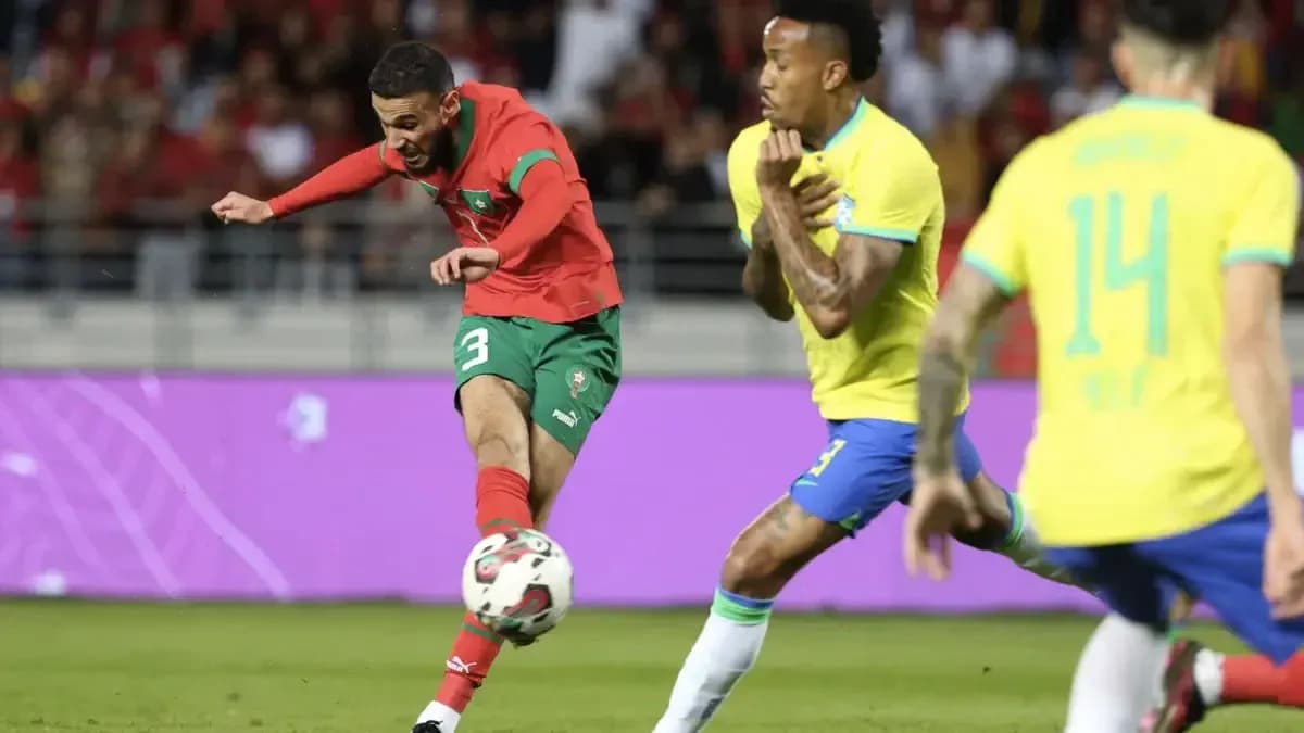 Jugador de Marruecos disparando a puerta