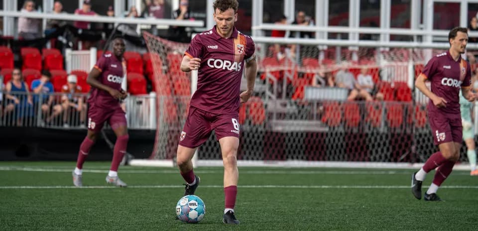 Jugador de Monterey Bay con el balón en el campo