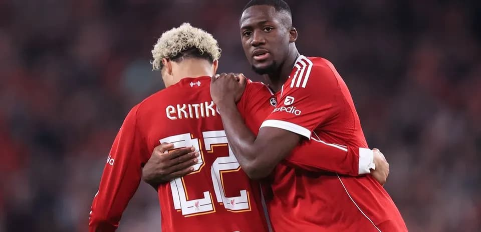 Jugadores de Liverpool abrazándose en el campo