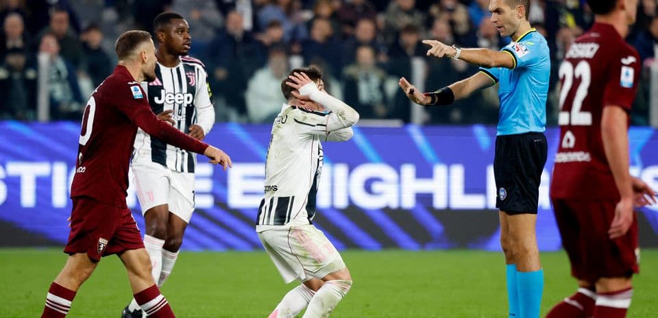 Árbitro mostrando tarjeta a jugador de Juventus