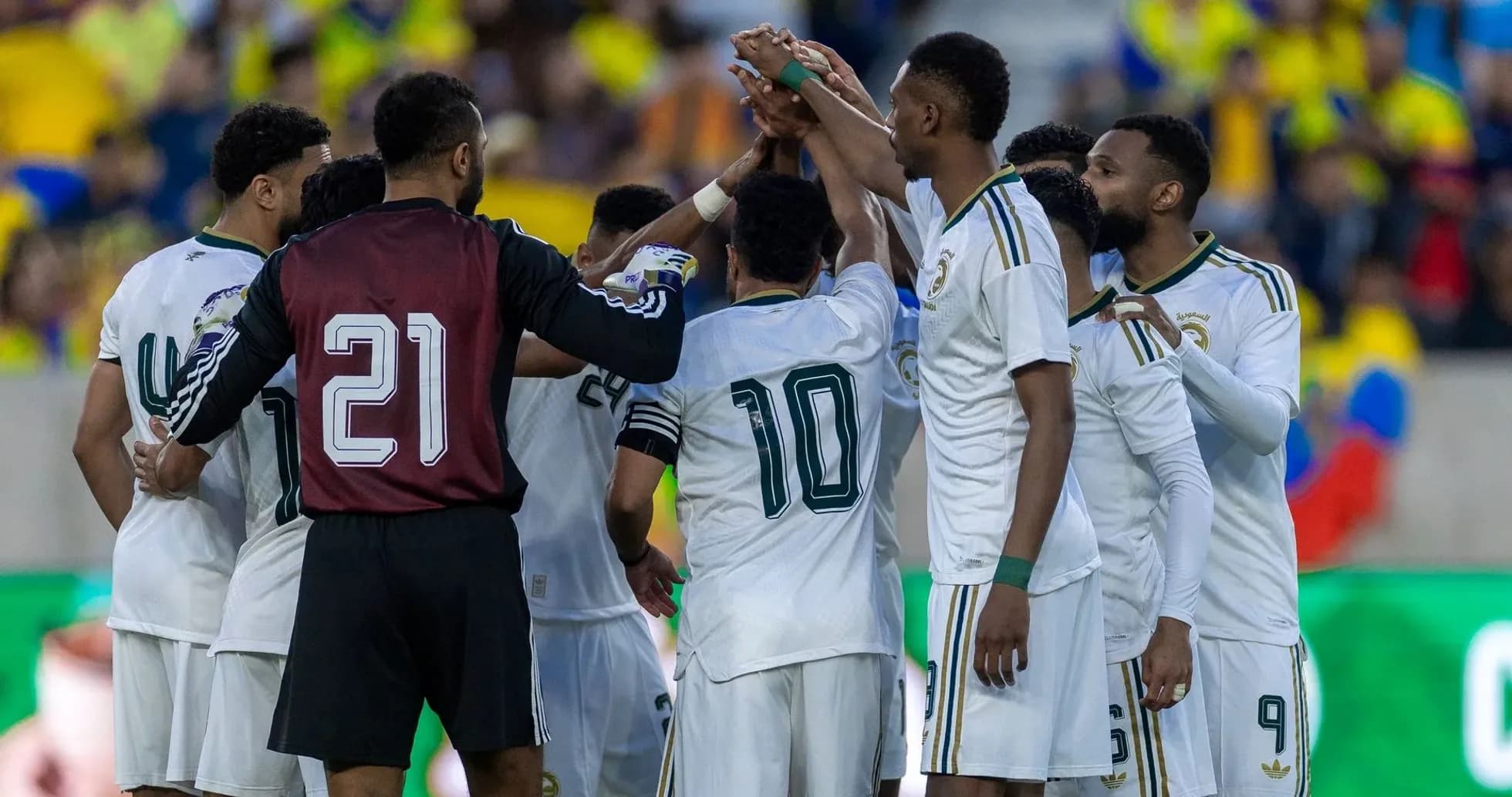 Jugadores de Arabia Saudita celebrando en la cancha