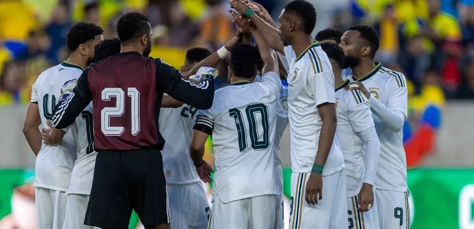 Jugadores de Arabia Saudita celebrando en la cancha