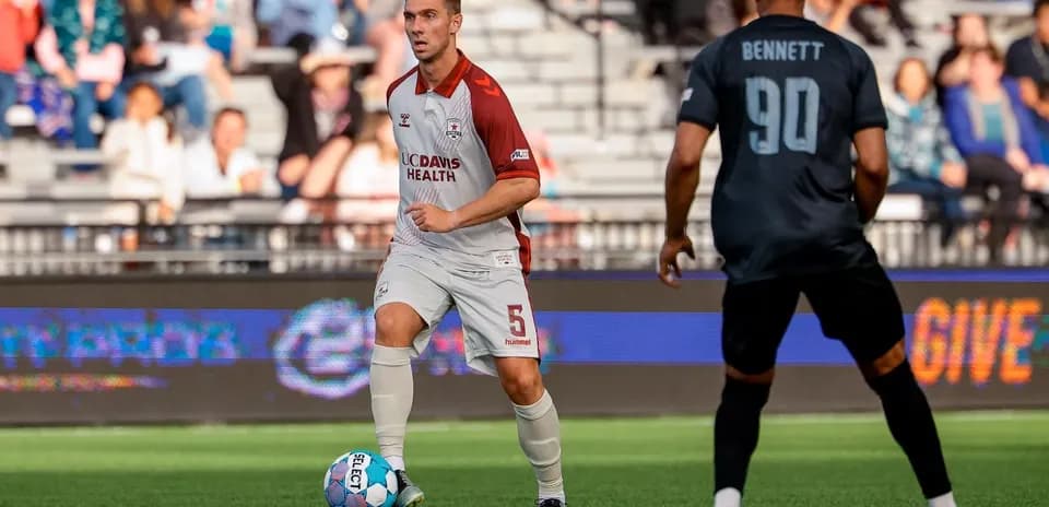 Jugador de Colorado Springs con el balón en el campo