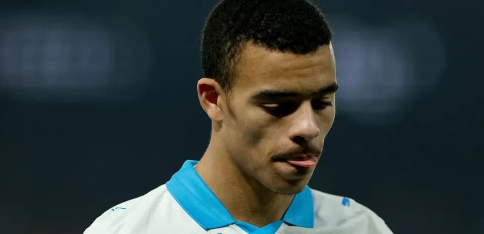 Jugador de fútbol con mirada seria durante el partido