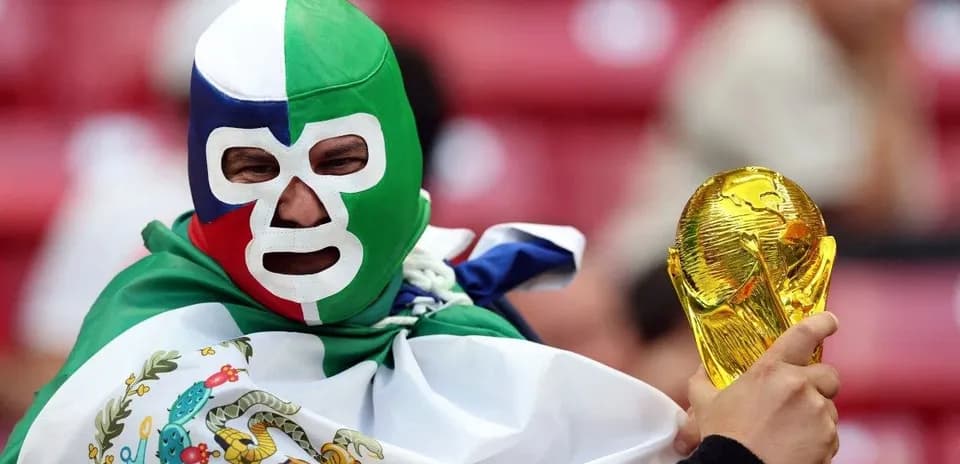 Afanático con máscara sosteniendo trofeo de la Copa del Mundo