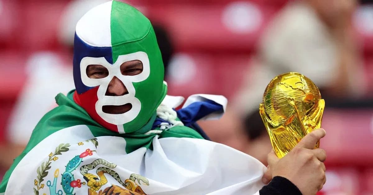 Afanático con máscara sosteniendo trofeo de la Copa del Mundo