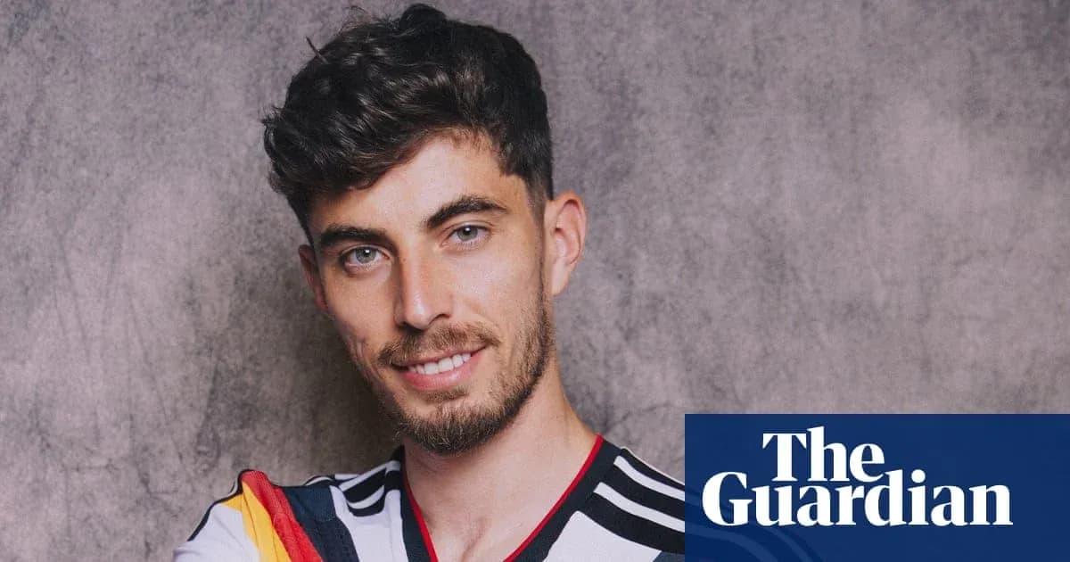 Jugador posando con camiseta de Alemania frente a fondo gris